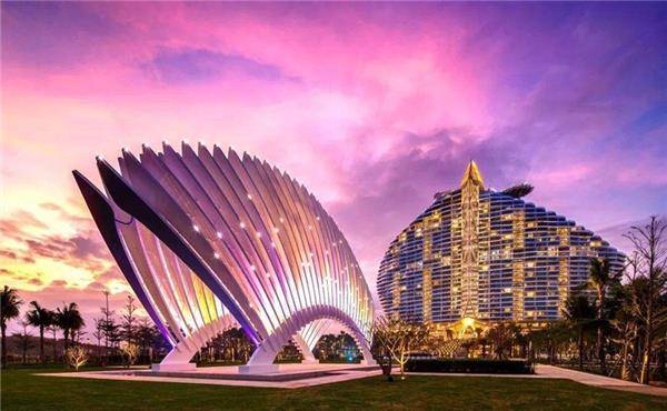 而迪拜的帆船酒店,是世界上的著名的七星级酒店,当然价格也非常的昂贵