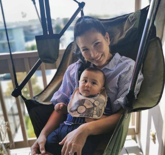 原创75岁郑佩佩近况曝光头发花白脸部浮肿领子口塞纸巾疑似流口水