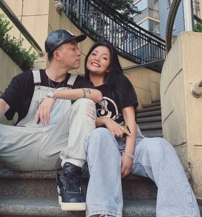 原创青春有你2导师jonyj的老婆火了颜值气质不输女团网友酸了