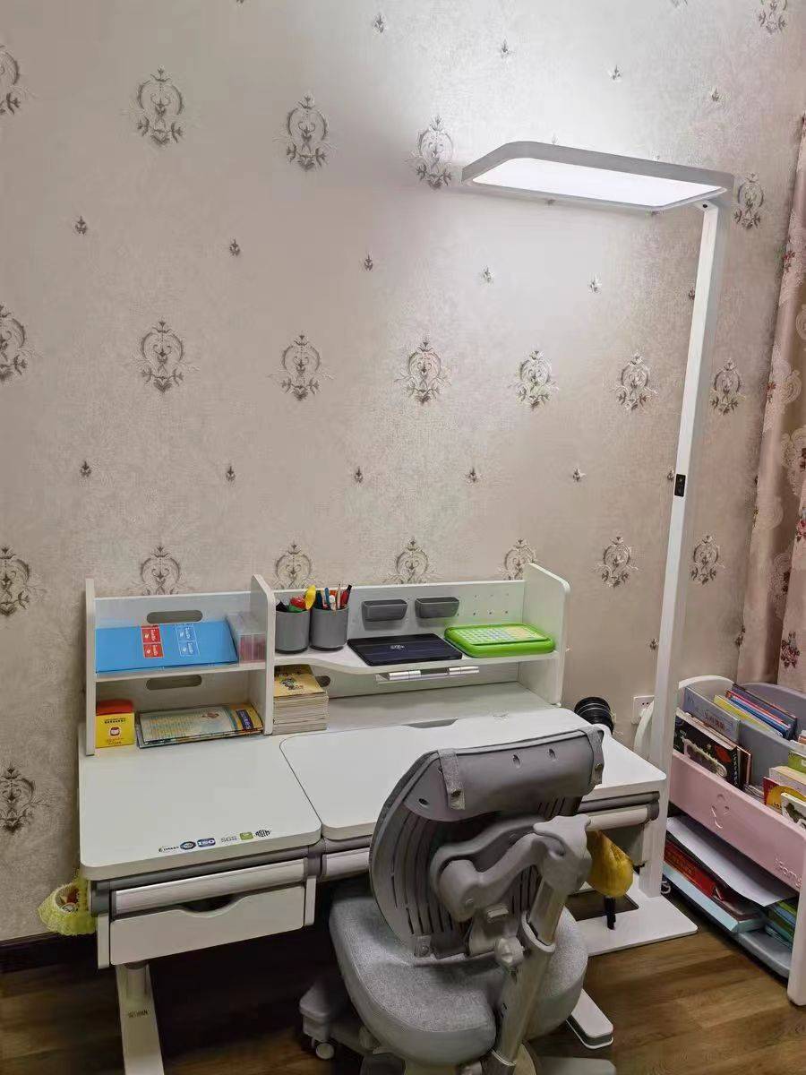 柏 曼骑士i max是一款采用上下光源分别控制方式的大路灯,其搭载全