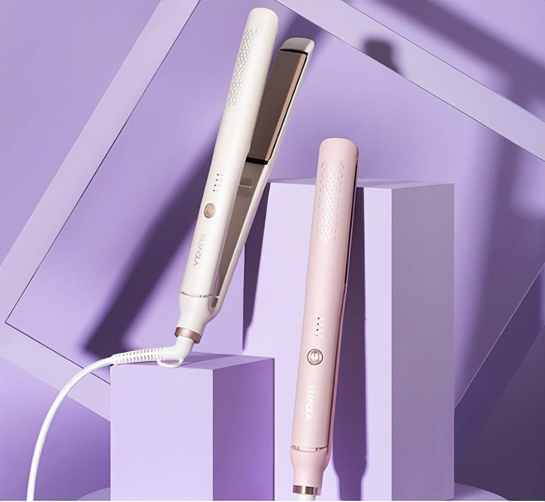 这款卷发棒采用极简风格设计,提供珠光白和樱花粉两种清新配色.