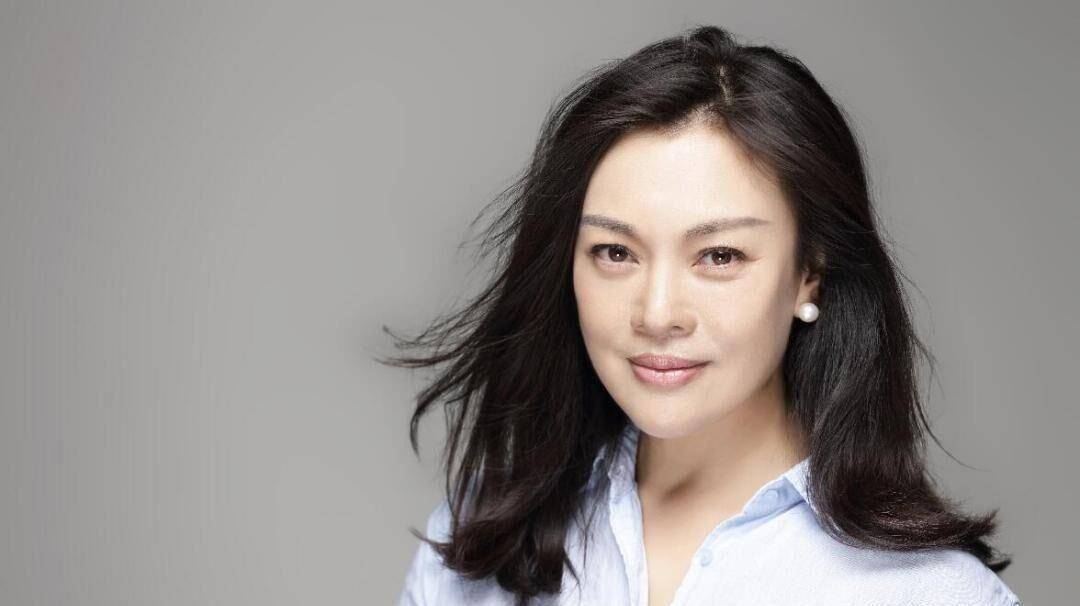 原创57岁史可与友聚会和异性贴脸举止亲密洋老公曾给丈母娘买房