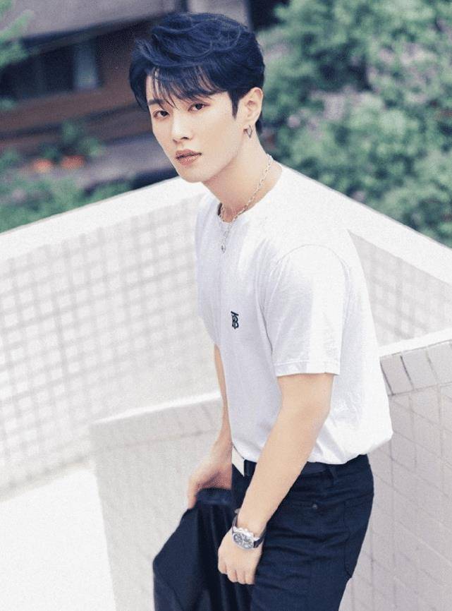 原创李汶翰全新时尚大片穿黑色印花卫衣配牛仔裤活力男友风酷帅十足