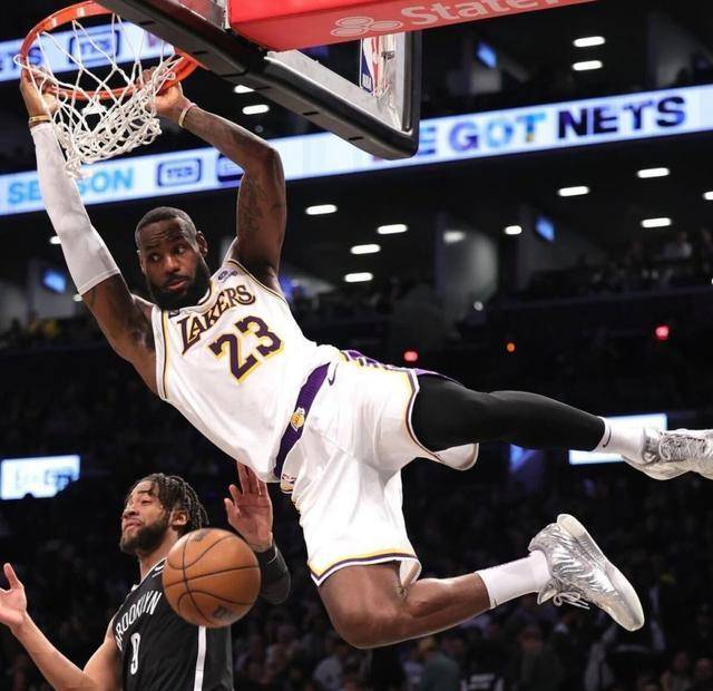 詹姆斯三分球10中9 "尿检"太可怕了,老詹愚人节不开玩笑_湖人_篮网