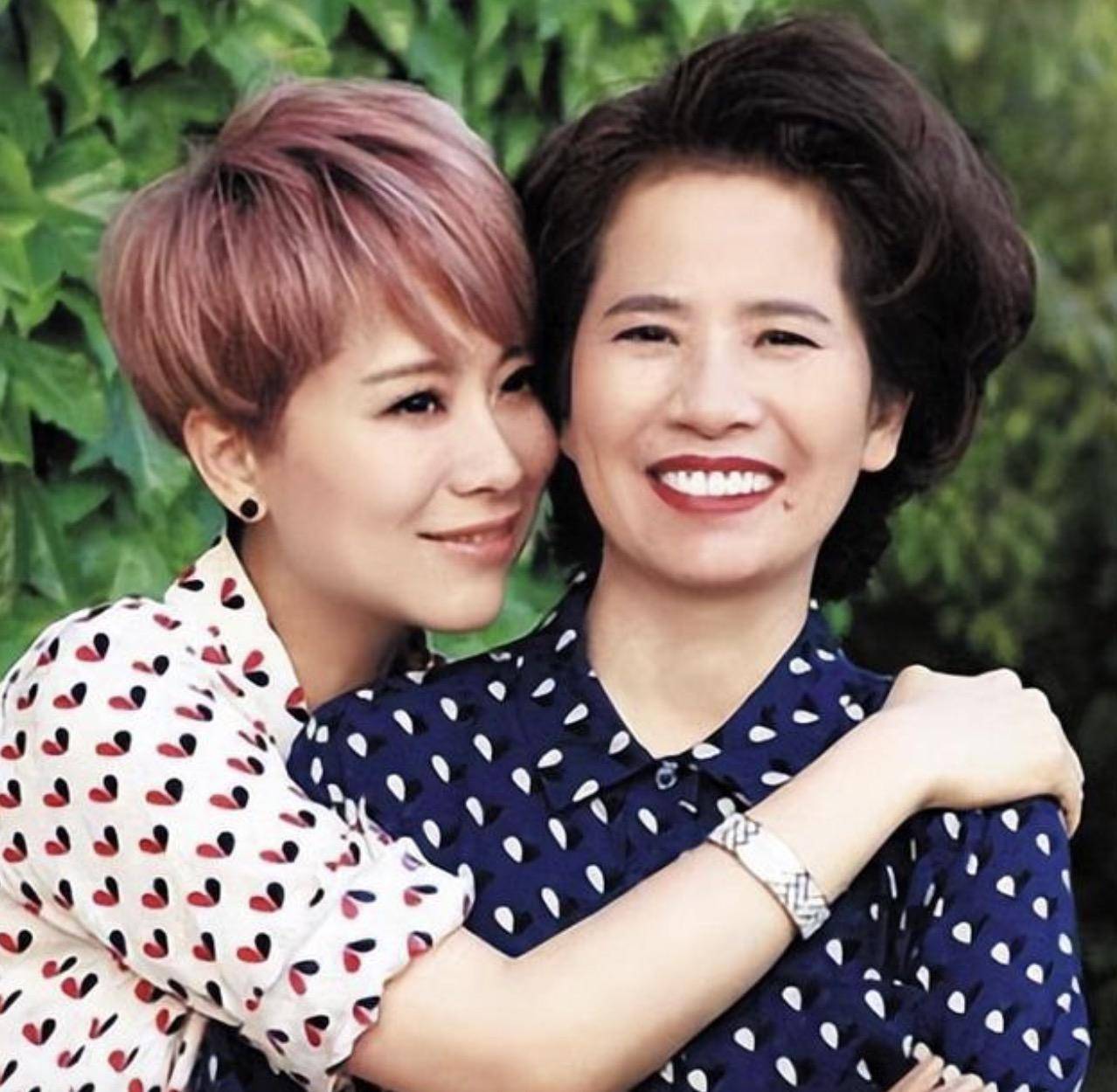 原创海清回安徽老家祭祖素颜和亲友团聚显老瘦脱相大合照引热议