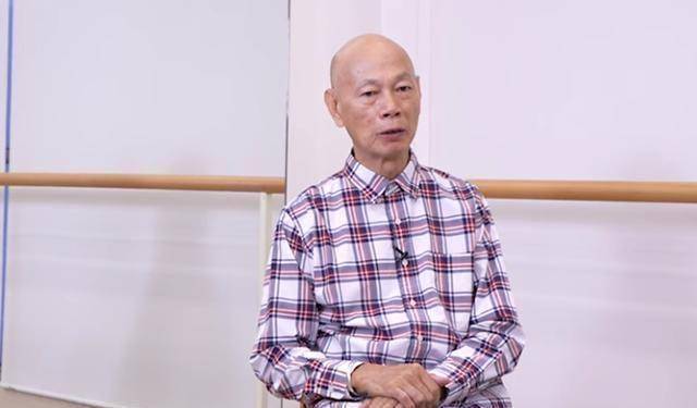 曝光的近照中,罗家英穿着格纹衬衫出镜,下身搭配灰色休闲裤,打扮朴素