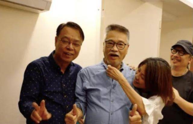 原创66岁吴孟达近照神采奕奕身体好转需要承担3个家庭费用