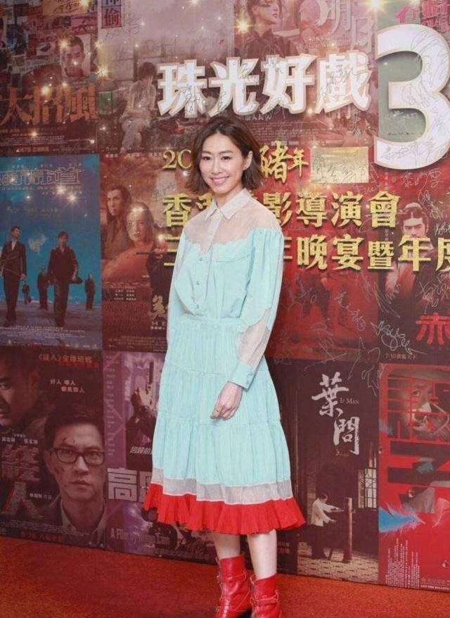 原创59岁惠英红一身粉裙超减龄同台嫩如18岁的阿sa完全没输