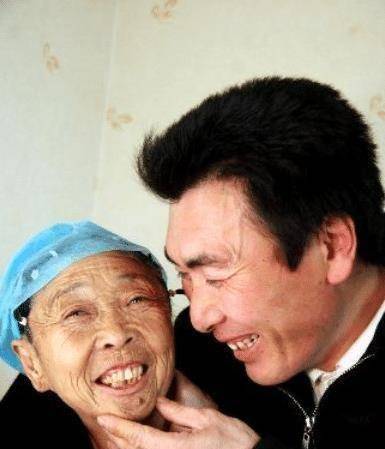 85岁马玉琴成摇钱树!一个人做家务,为32岁的丈夫挣养老金