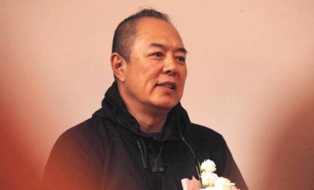 原创女星穿泳衣大秀好身材张铁林目不转睛看出神笑得不能自已