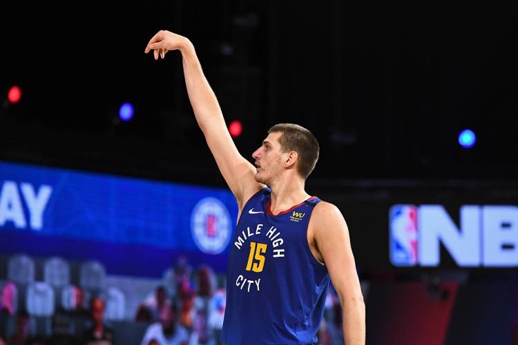 就在今天约基奇创造59年来nba第一纪录第3座mvp在招手