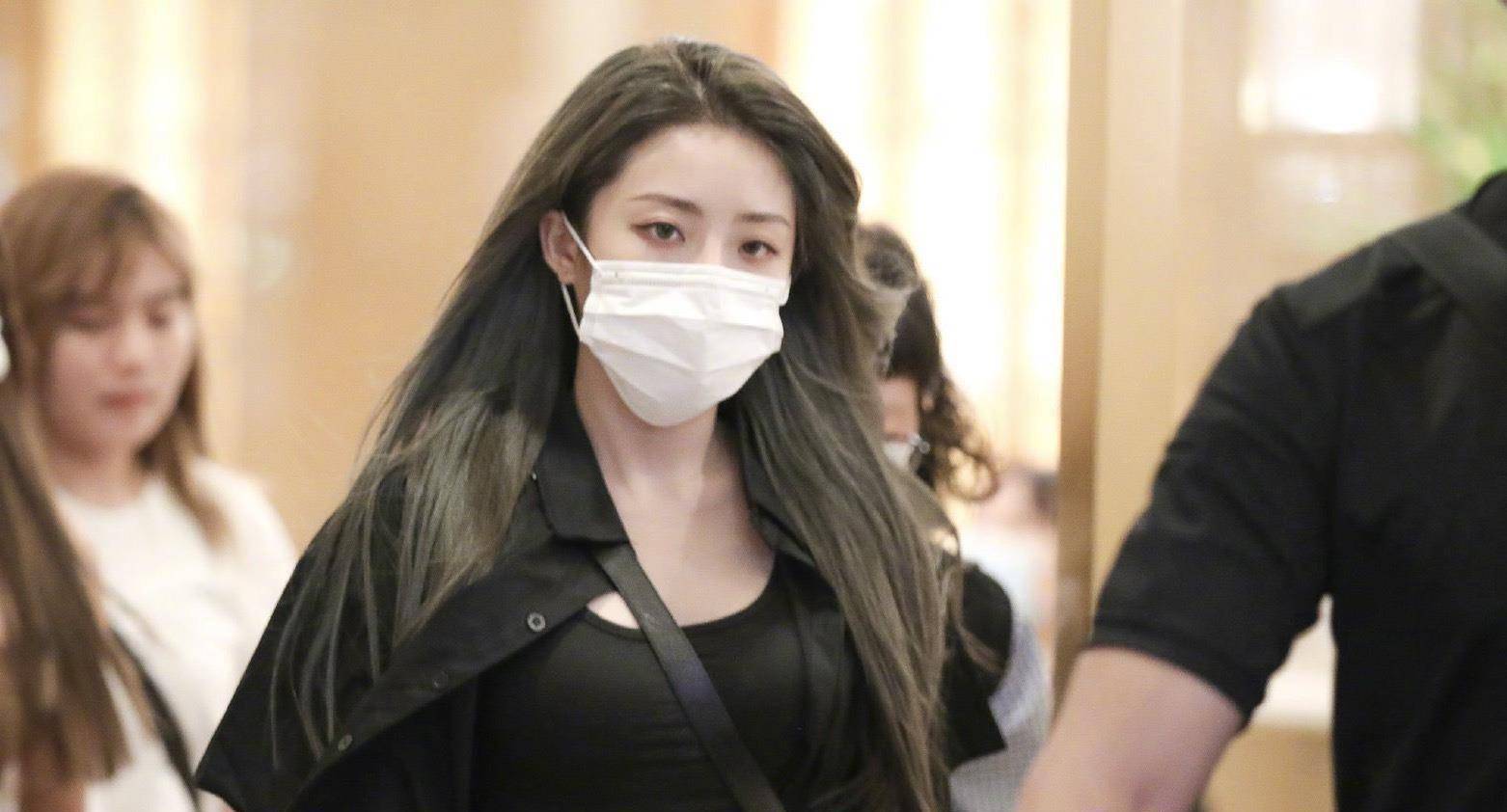 原创喻言是端水大师穿黑色露脐装特种兵人设上线脐钉疤痕太抢眼