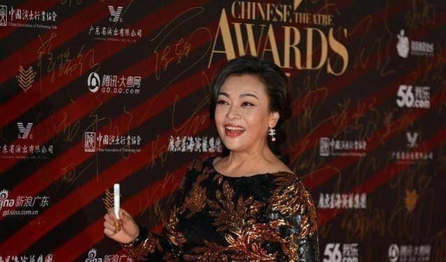 原创57岁史可难逃中年发福穿金闪片裙珠光宝气越来越有富婆感