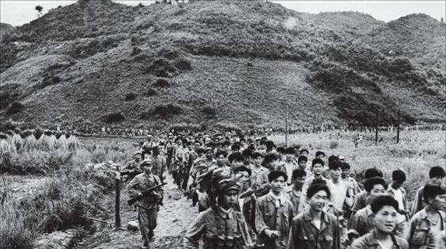 原创2014年女子台湾寻亲搀扶102岁老兵父亲却被推开别想骗我