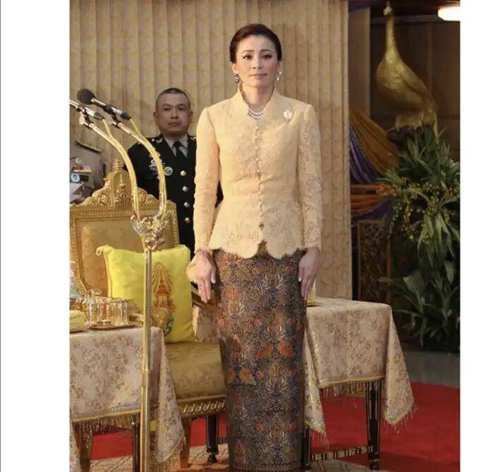 原创泰国贵妃为了赢穿旗袍身材发福却更有韵味王后为显嫩穿蕾丝