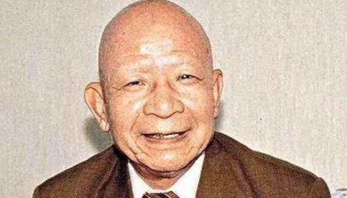 罗鹰石的妻子叫做杜莉君,祖籍广东汕头,她端庄贤淑,以节俭持家闻名