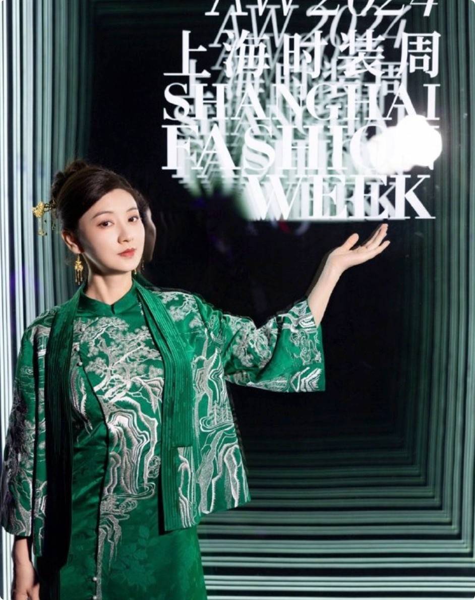 原创这一次被雍容华贵的斓曦惊艳不穿暴露礼服却艳压群芳