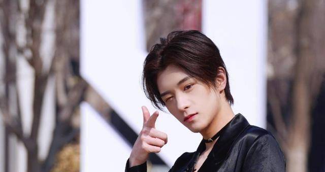 《青3》人气选手邓孝慈:身体弱不应作为舞台疯狂划水