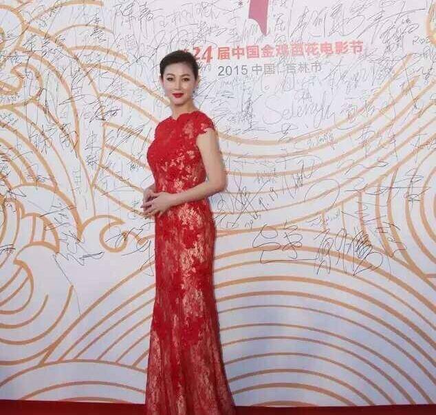 最美潘金莲时隔22年,状态满分不减当年,穿红色蕾丝裙秀身材_王思懿