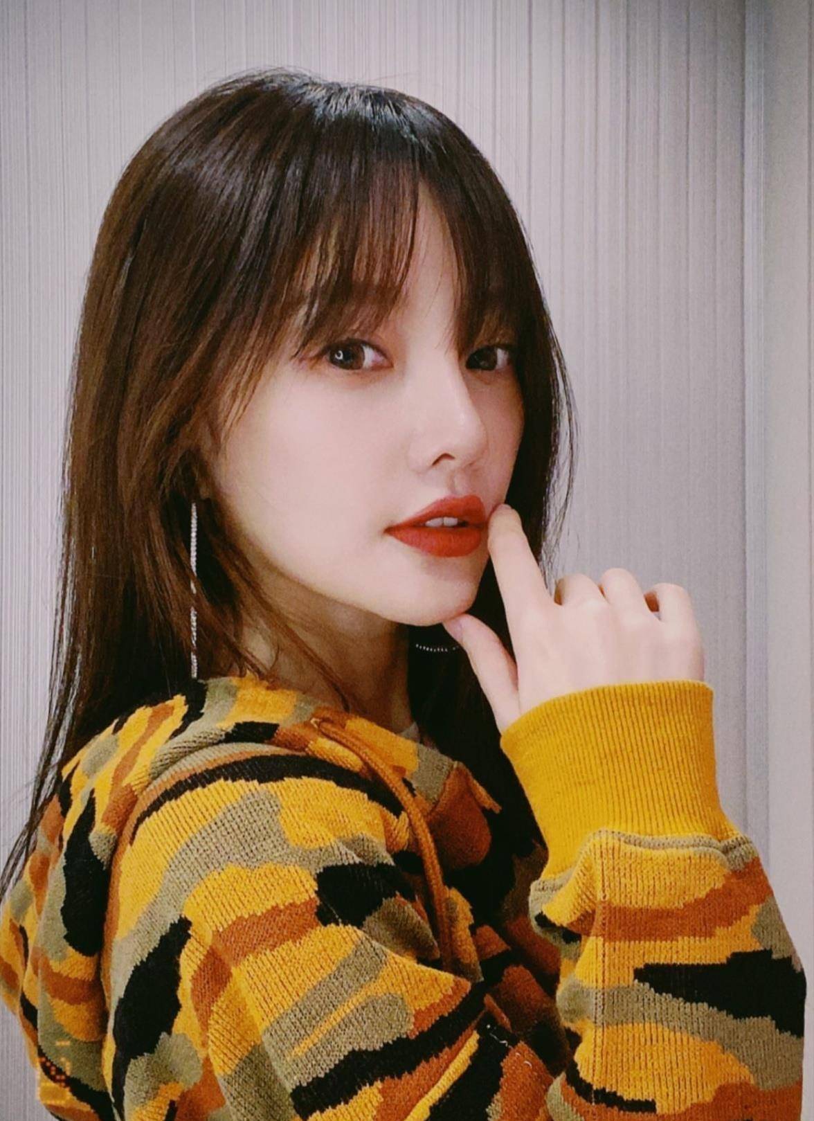 原创复出无戏李小璐学网红卖衣服自己做模特山根比额头还高真与众不同