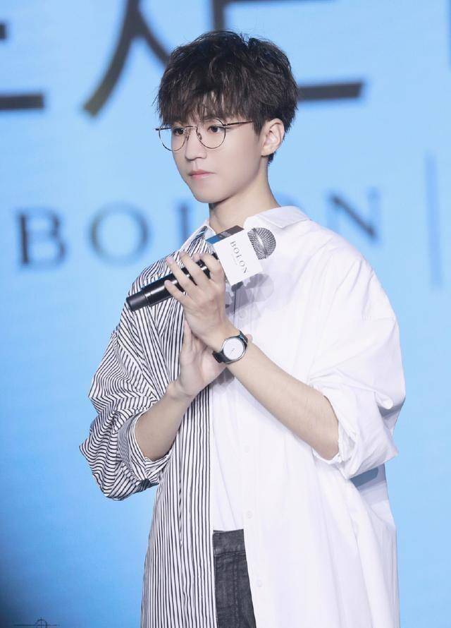 tfboys王俊凯刚出完书现在又登到母校新出的书上了