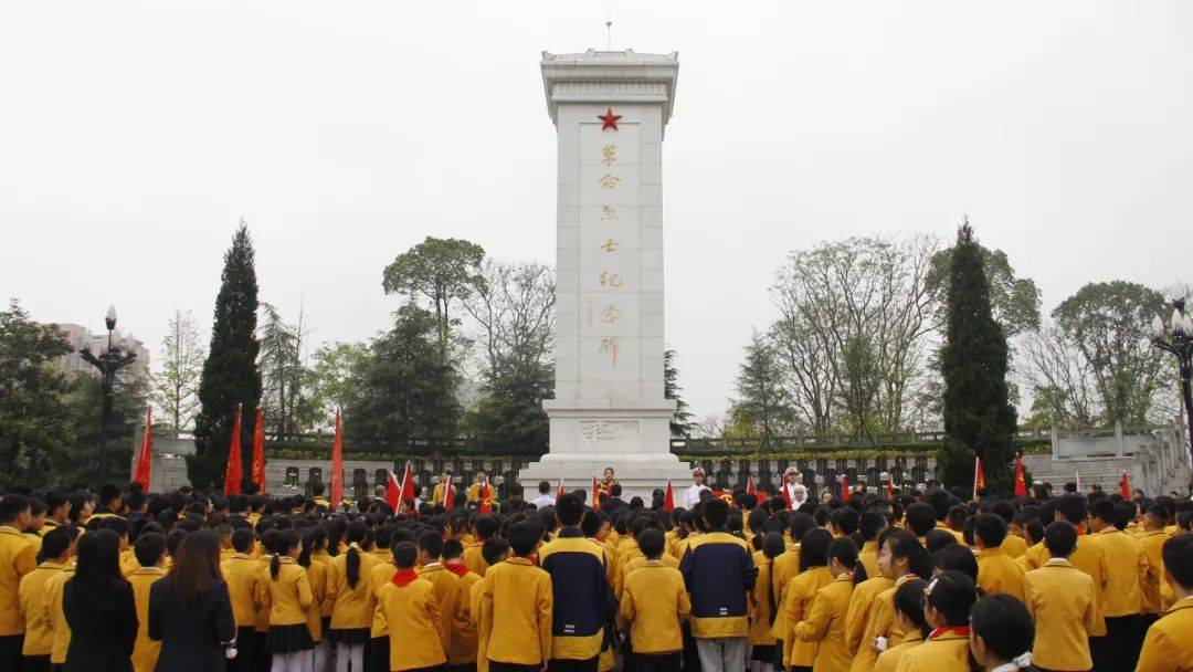 缅怀革命先烈弘扬民族精神迪涛学校开展清明节祭扫活动