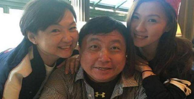 原创王晶老婆近照五官精致肤色好难怪没选邱淑贞