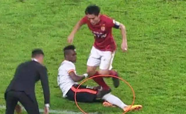 郑智在一次防守动作中导致国外球员西塞受伤,西塞因此错过了当年的