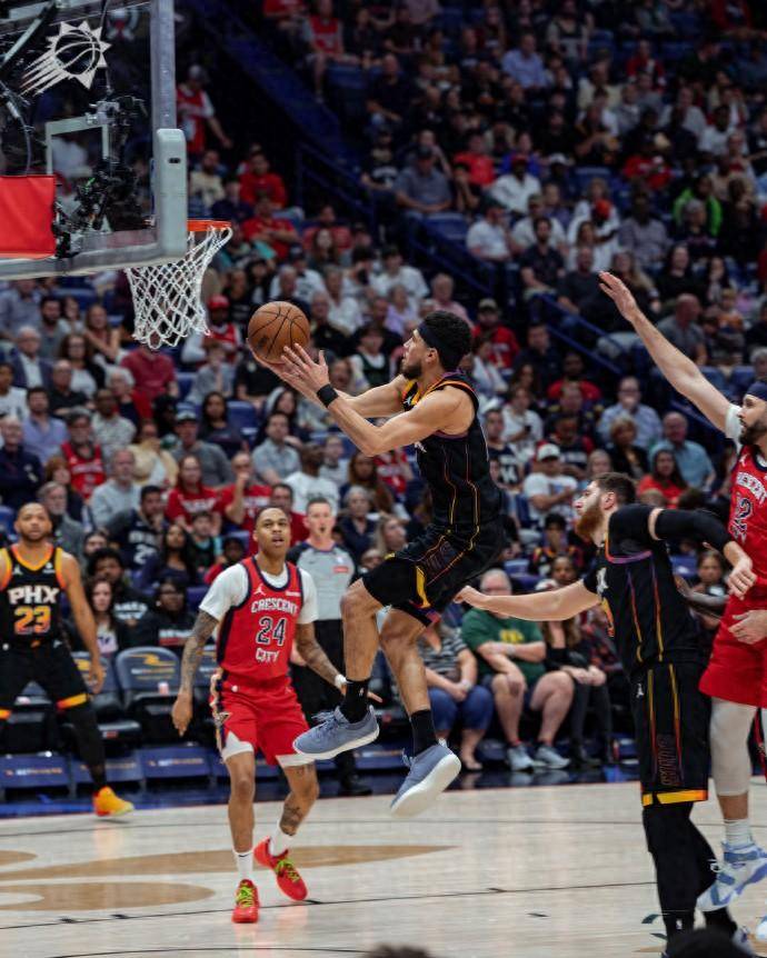 上半场太阳外线乱箭齐发,本以为比赛半场就已经打花了.