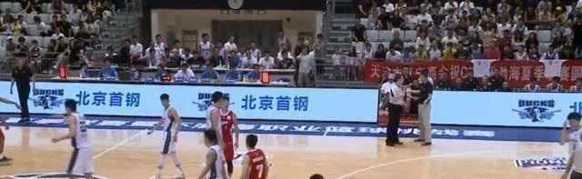 原创cba夏联辽宁男篮遭遇黑哨郭士强不满吹罚怒推裁判