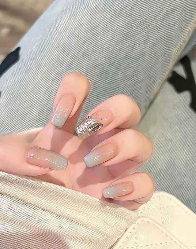 原创2024年最火美甲色彩蓝色美甲让你的指尖如天空般明朗