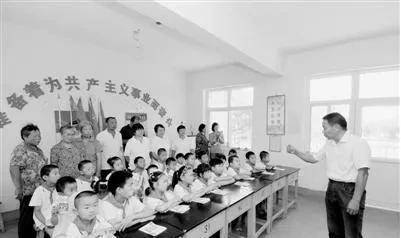 四女儿吕四妮讲到: "虽然我们一家都不太富裕,但我们一家人商量决定