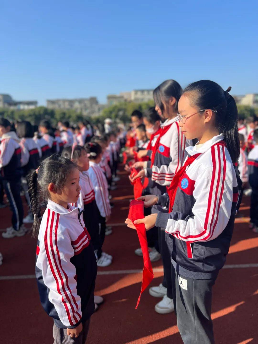 红领巾心向党队旗伴我共成长犀浦实验2023级少先队分批入队仪式隆重