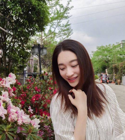 原创李小冉为参加网络大赛而晒自拍看到正脸时怪不得43岁还能演公主