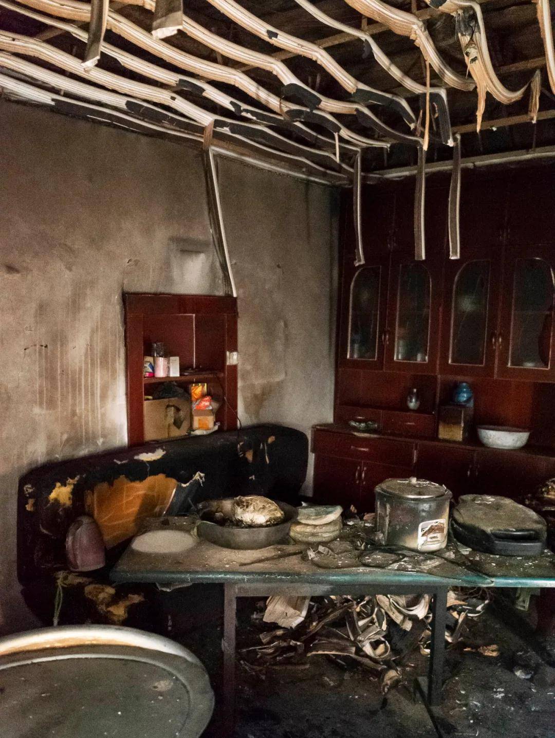 拉姆新婚就被家暴2次申请离婚被前夫烧毁前她经历了什么