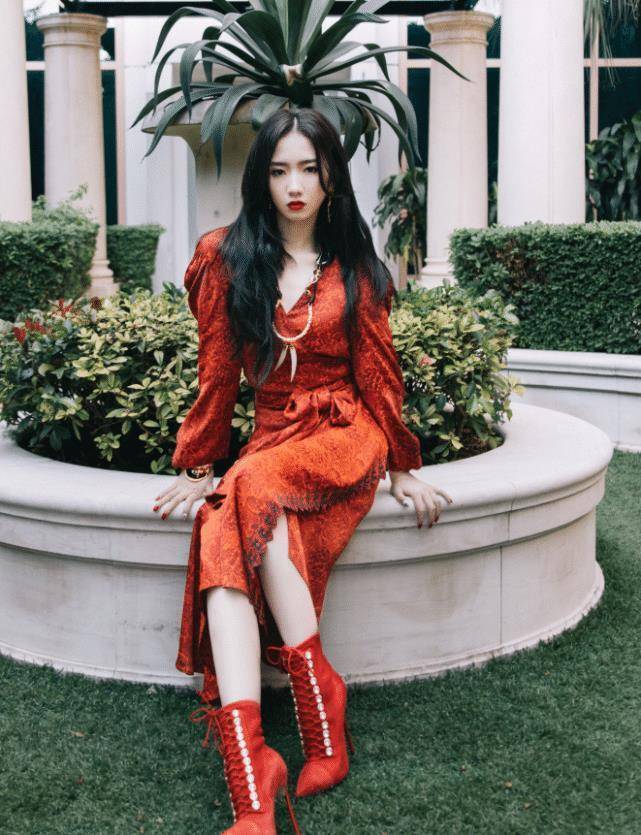 原创不愧是创造101的c位孟美岐穿衬衫裙配短靴美成漫画少女