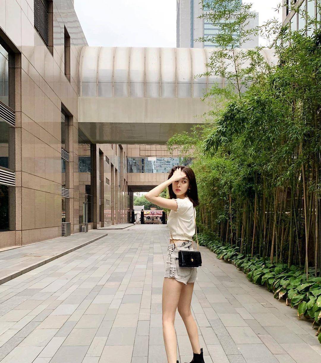 原创jennie又上热搜白色眼影太潮流与古力娜扎撞衫谁更美