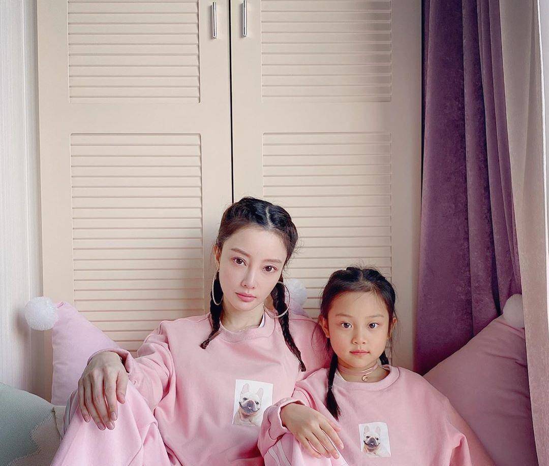 原创甜馨李小璐同穿亲子装大家却把关注度放在眼皮上看后傻眼了