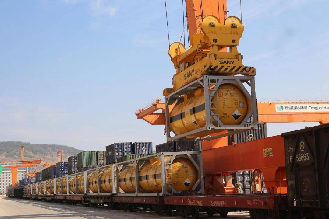 全国首列!腾俊国际陆港为硫酸运输新模式"保驾护航"