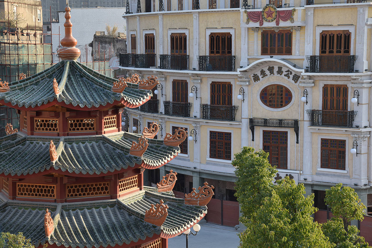 汕头邮政总局大楼:这座建筑是汕头市的标志性建筑之一,具有独特的建筑