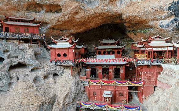 泉水渗出,经岩层过滤,甘露甘露,故寺名甘露岩寺.