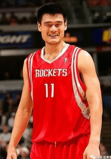 比姚明还高的篮球巨人初中时身高超过2米买不到合适鞋愁坏人