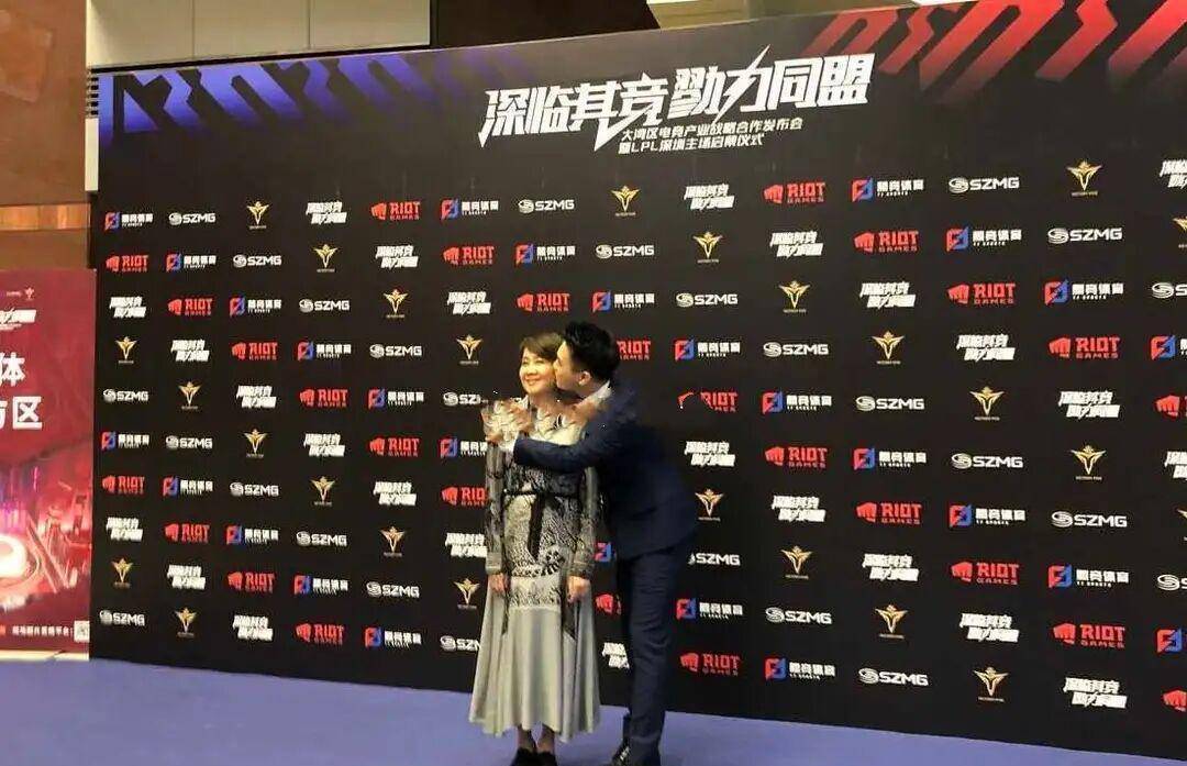 赌王去世后四太首现身被何猷君亲吻脸颊站c位显老又太憔悴