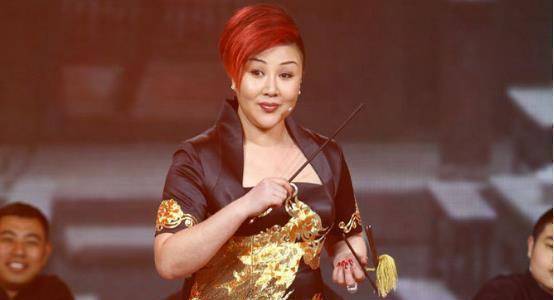 张云雷带郭德纲小儿子,给姐姐王惠送水献花,郭汾阳身高被人热议