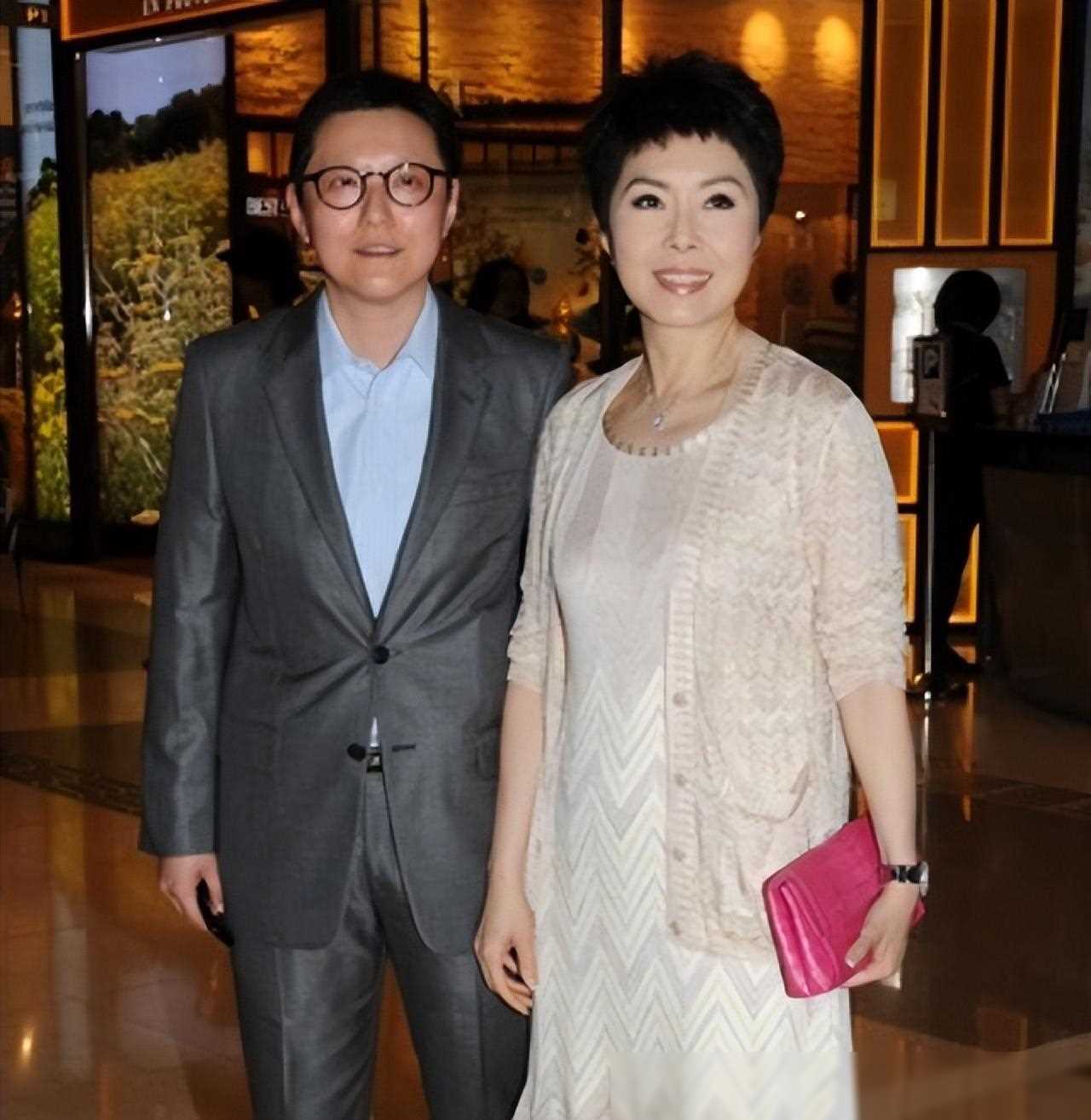 关菊英与同性爱人首次公开亮相手包彰显贵气恩爱十几年