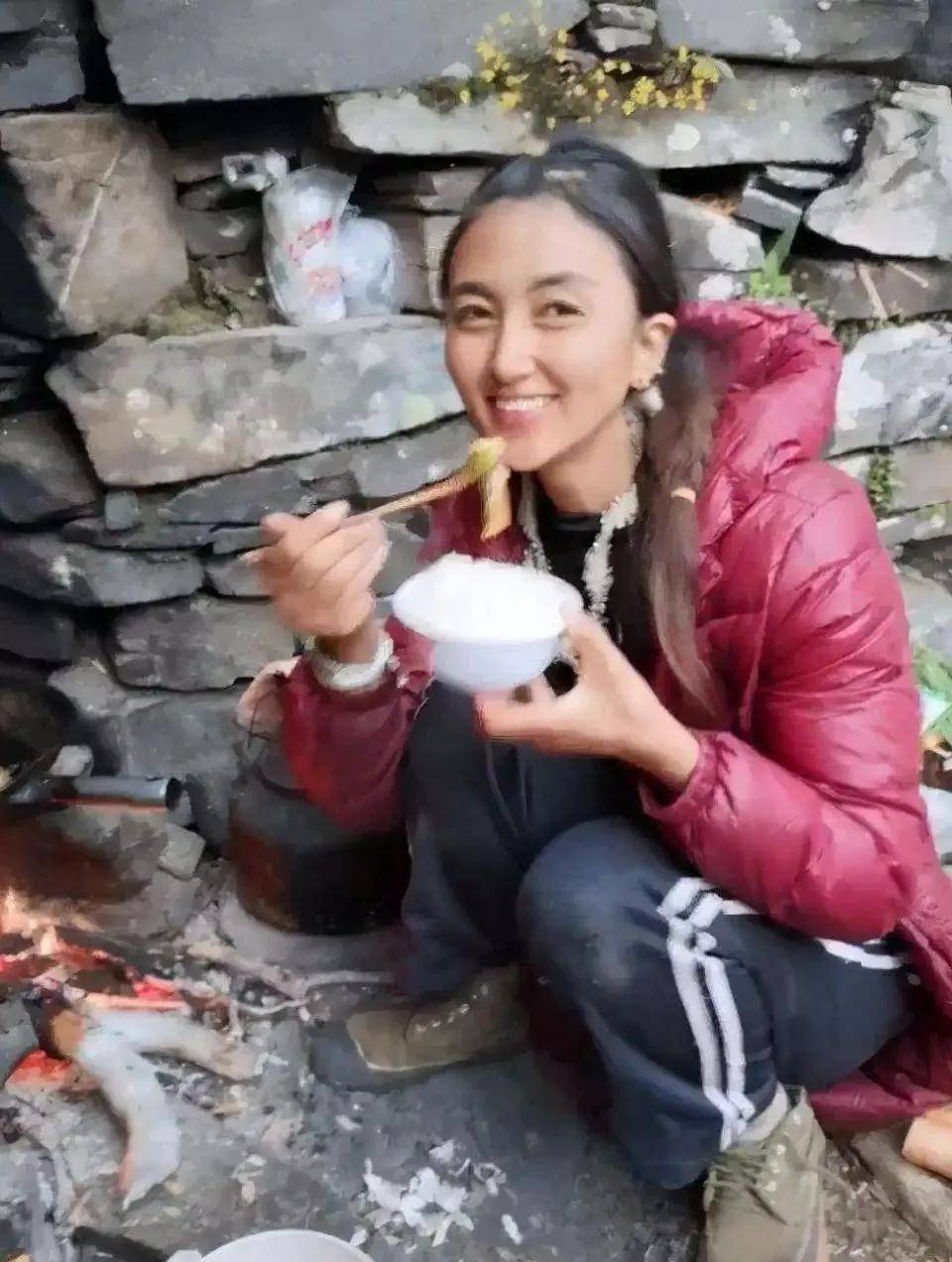 拉姆新婚就被家暴2次申请离婚被前夫烧毁前她经历了什么