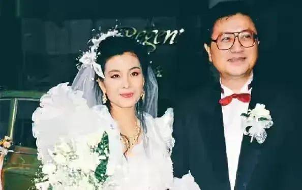 有一次袁咏仪和伍咏薇约饭伍咏薇不断把吃剩的骨头往袁咏仪碟子里放