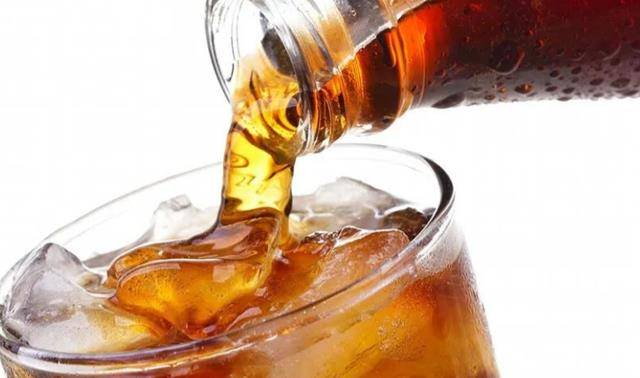 "古柯柯拉"已经不多了,于是小助手就随手混入了一些苏打水饮料来应付