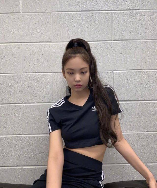 白t配骑行裤,这"竹竿腿"比"蚂蚁腰"还养眼_香奈儿_珍妮_黑色