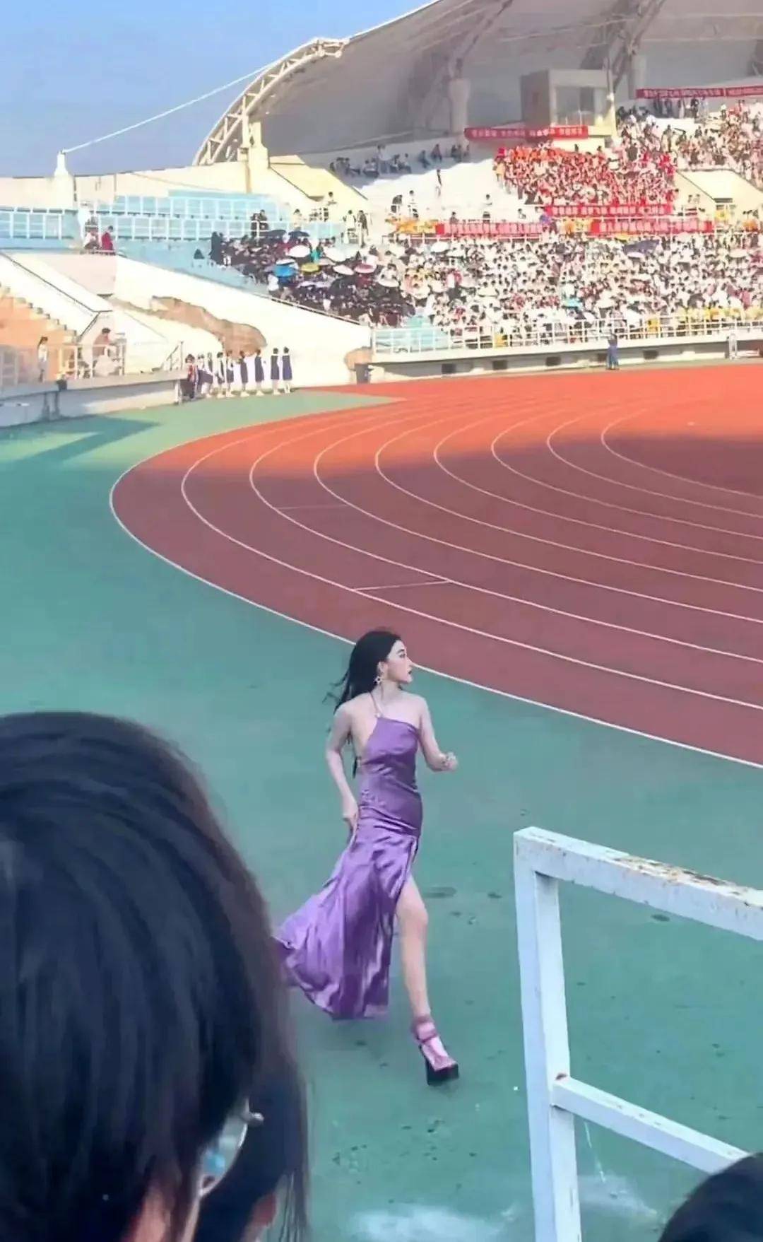 运动会走光事件曝光,江西女大学生成网络焦点,网友观点不一_女生_视频